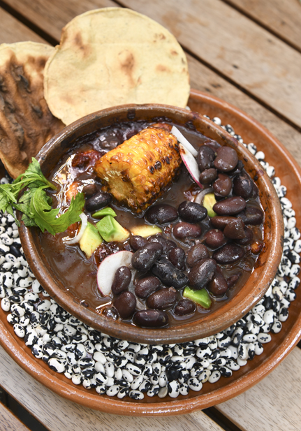 Camarones criolla acompañados de elote y ayacotes | Con Apetito