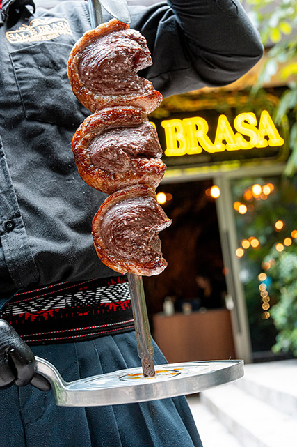 Sal E Brasa Celebra Con Espadas De Jabalí  Y Más Cortes